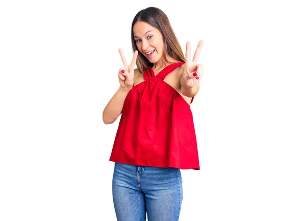 Mulher Jovem Morena Bonita Vestindo Roupas Casuais Sorrindo Olhando Para — Fotografia de Stock