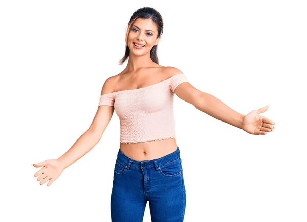 Jovem Mulher Bonita Vestindo Roupas Casuais Olhando Para Câmera Sorrindo — Fotografia de Stock