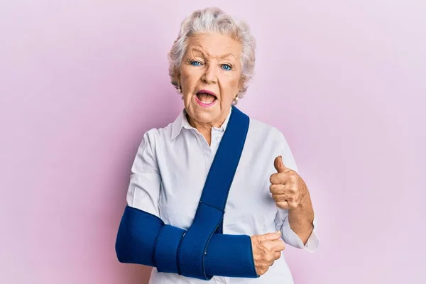 Senior Gråhårig Kvinna Bär Arm Lyftsele Leende Glad Och Positiv — Stockfoto