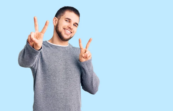 Joven Hombre Guapo Con Suéter Casual Sonriendo Mirando Cámara Mostrando — Foto de Stock