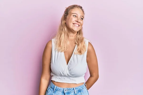 Ung Blond Flicka Bär Casual Kläder Tittar Bort Till Sidan — Stockfoto