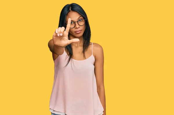 Jeune Femme Afro Américaine Portant Des Vêtements Décontractés Des Lunettes — Photo