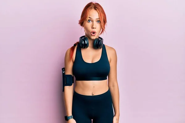 Ung Vacker Rödhårig Kvinna Bär Gym Kläder Och Använder Hörlurar — Stockfoto