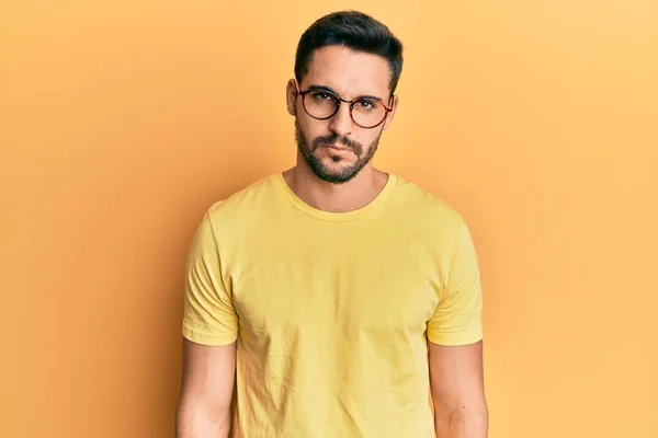 Junger Hispanischer Mann Lässiger Kleidung Und Brille Skeptisch Und Nervös — Stockfoto