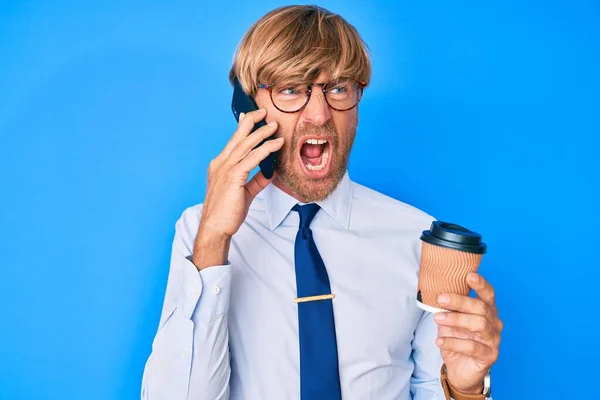 Mladý Plavovlasý Muž Který Mluvil Smartphonu Popíjel Šálek Kávy Zuřivě — Stock fotografie