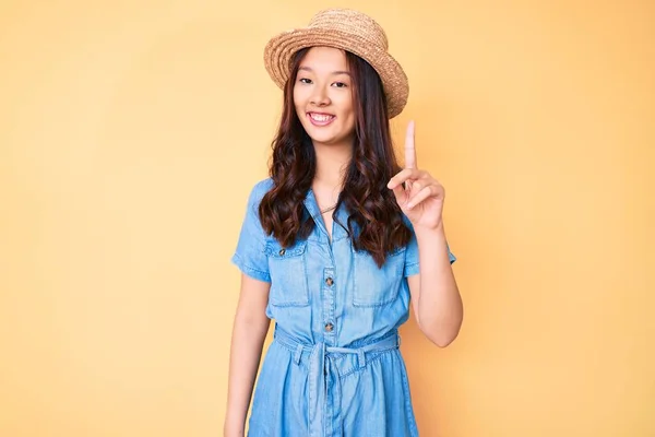 Jong Mooi Chinees Meisje Dragen Zomer Hoed Tonen Wijzen Met — Stockfoto