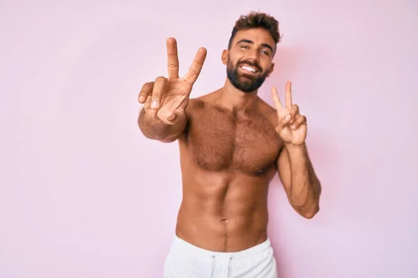 Joven Hombre Hispano Pie Sin Camisa Sonriendo Mirando Cámara Mostrando — Foto de Stock