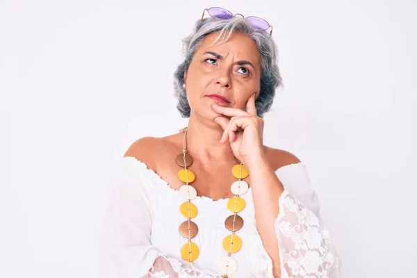 Senior Latino Grijsharige Vrouw Met Casual Hippie Kleren Denken Geconcentreerd — Stockfoto