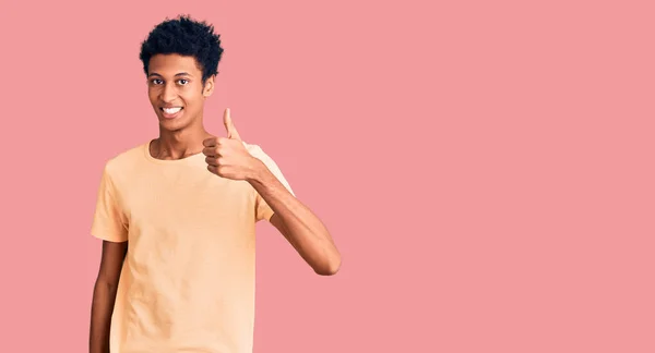 Genç Afro Amerikan Bir Adam Günlük Giysiler Giyip Mutlu Mesut — Stok fotoğraf