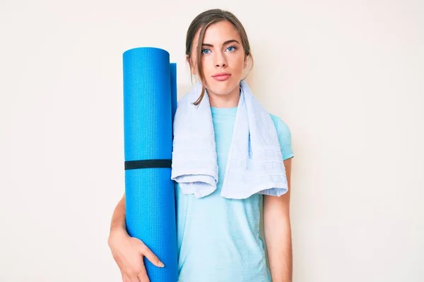 Mooie Jonge Blanke Vrouw Met Yoga Mat Denken Houding Nuchtere — Stockfoto