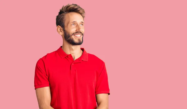 Hombre Guapo Rubio Con Barba Vistiendo Ropa Casual Mirando Hacia — Foto de Stock