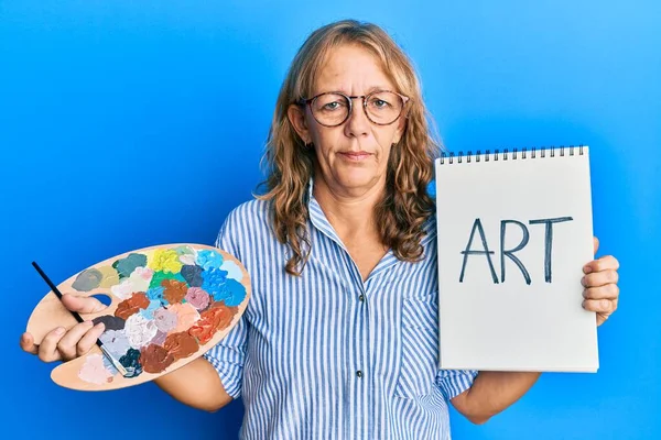 Mujer Rubia Mediana Edad Sosteniendo Paleta Pintor Cuaderno Relajado Con —  Fotos de Stock