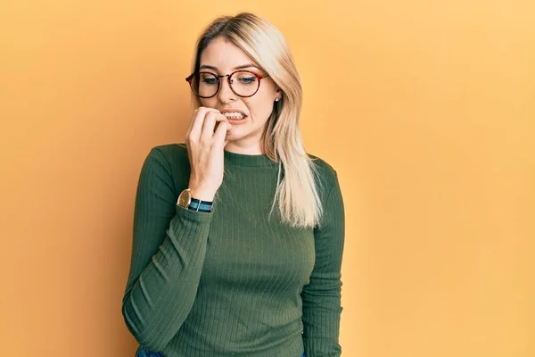 Junge Kaukasische Frau Lässiger Kleidung Und Brille Die Gestresst Und — Stockfoto