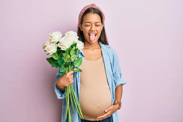 Mooie Latijns Amerikaanse Vrouw Verwacht Een Baby Met Bloemen Steken — Stockfoto