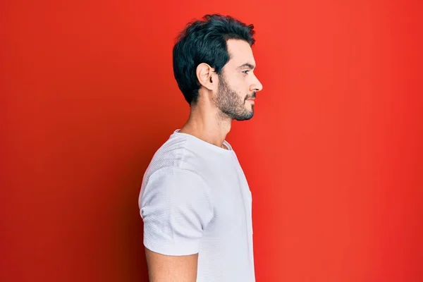 Jovem Hispânico Vestindo Camisa Branca Casual Olhando Para Lado Relaxar — Fotografia de Stock