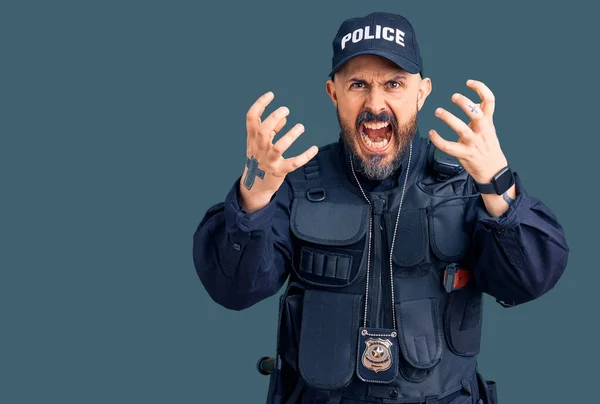 警察の制服を着た若いハンサムな男が怒りに苛まれて叫んで手を絞殺しようとして狂牛病 — ストック写真