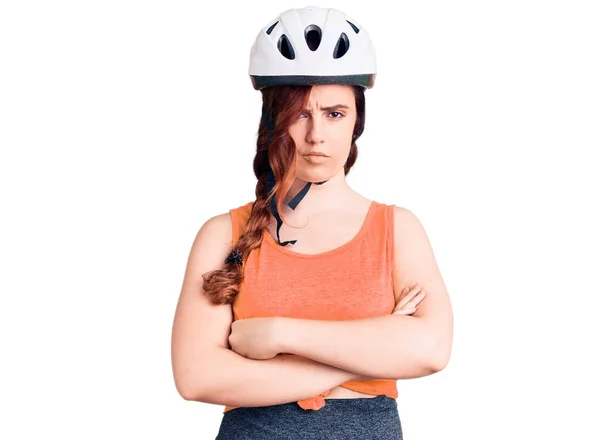 Mulher Bonita Jovem Vestindo Capacete Bicicleta Cético Nervoso Desaprovando Expressão — Fotografia de Stock