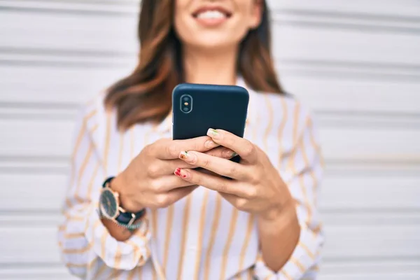 Young Hispanic Woman Smiling Happy Using Smartphone City — Stock Photo, Image