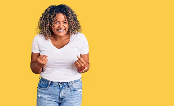 Joven Afroamericana Mujer Talla Grande Vistiendo Ropa Casual Muy Feliz —  Fotos de Stock