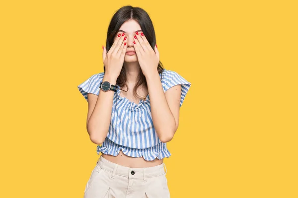 Junge Schöne Kaukasische Mädchen Lässiger Kleidung Reiben Sich Die Augen — Stockfoto