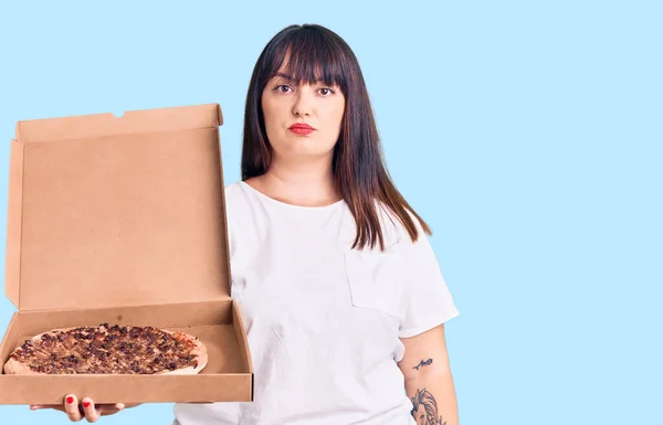 Młody Rozmiar Kobieta Gospodarstwa Dostawy Pizzy Box Myśląc Postawa Trzeźwy — Zdjęcie stockowe