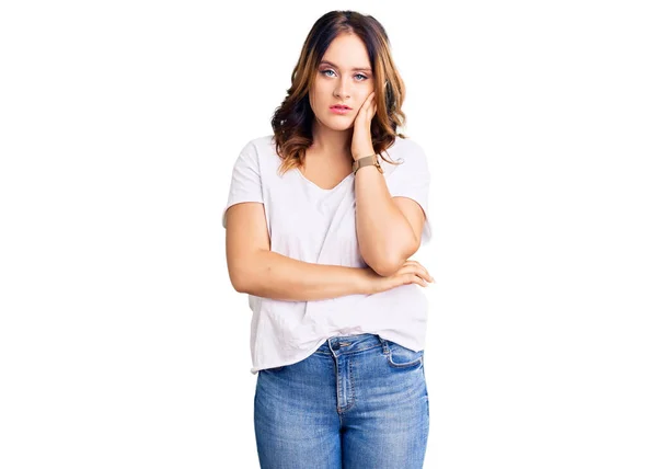 Joven Hermosa Mujer Caucásica Con Camiseta Blanca Casual Pensando Que — Foto de Stock