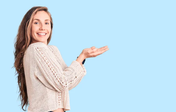 Młoda Piękna Blondynka Ubrana Luźny Sweter Wskazując Dłońmi Otwarte Dłonie — Zdjęcie stockowe