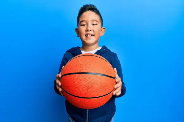Pequeño Niño Hispano Sosteniendo Pelota Baloncesto Sonriendo Con Una Sonrisa — Foto de Stock