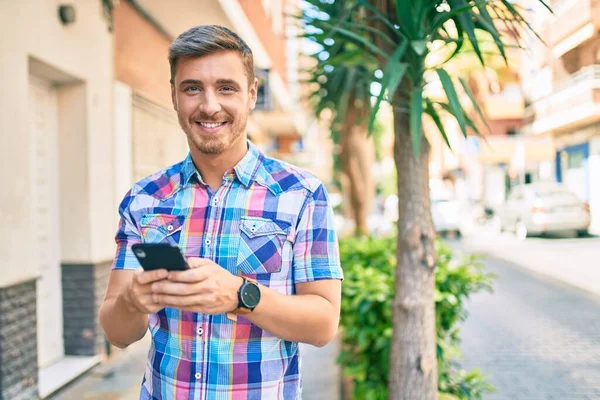 Jonge Kaukasische Man Lacht Gelukkig Met Behulp Van Smartphone Stad — Stockfoto