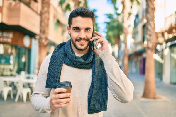 Jonge Spaanse Man Lacht Blij Praten Smartphone Het Drinken Van — Stockfoto