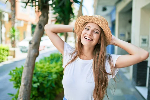 Jovem Loira Férias Sorrindo Feliz Andando Rua Cidade — Fotografia de Stock