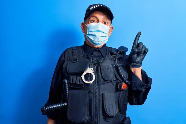 Mannelijke Senior Politieman Met Medisch Gezichtsmasker — Stockfoto