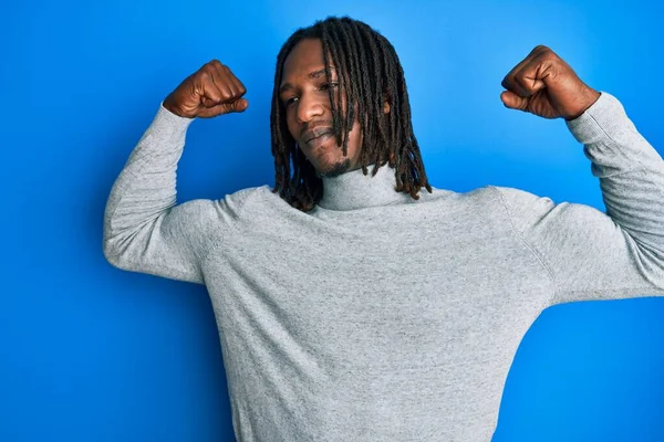 Homem Afro Americano Com Tranças Usando Camisola Gola Alta Mostrando — Fotografia de Stock