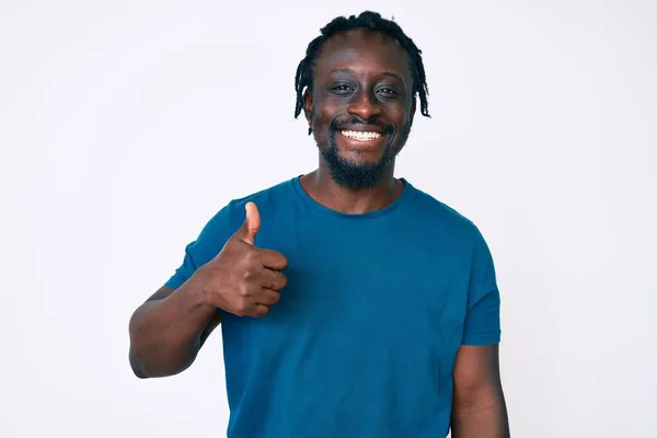 Joven Hombre Afroamericano Con Trenzas Que Usan Ropa Casual Haciendo — Foto de Stock