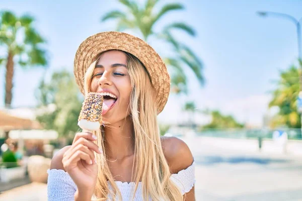 Joven Rubia Turista Sonriendo Feliz Comiendo Helado Ciudad —  Fotos de Stock