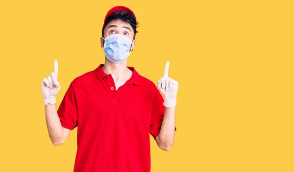 Teslimat Üniforması Sağlık Maskesi Takan Genç Spanyol Adam Şaşırmış Şaşırmış — Stok fotoğraf