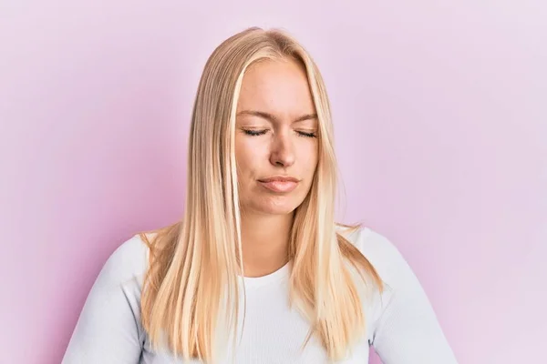 Jong Blond Meisje Draagt Casual Kleren Met Hand Maag Omdat — Stockfoto