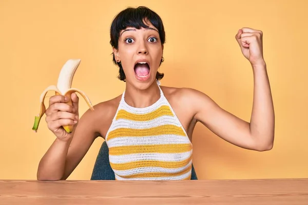 Menina Adolescente Morena Comendo Banana Como Lanche Saudável Com Medo — Fotografia de Stock