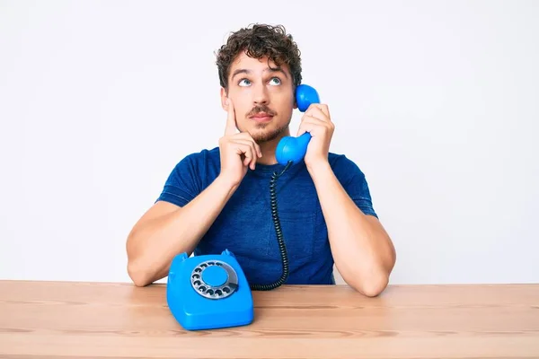 Jeune Homme Caucasien Avec Les Cheveux Bouclés Utilisant Téléphone Vintage — Photo