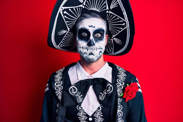 Mladý Muž Oblečený Mexickém Dni Mrtvého Kostýmu Přes Rudé Nafoukané — Stock fotografie