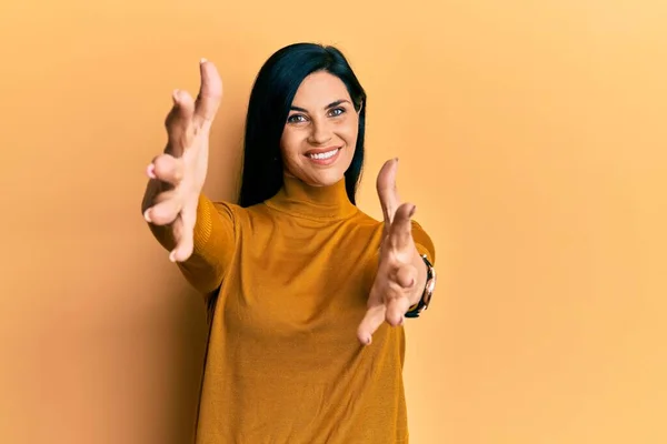 Junge Kaukasische Frau Lässiger Kleidung Die Die Kamera Lächelt Und — Stockfoto