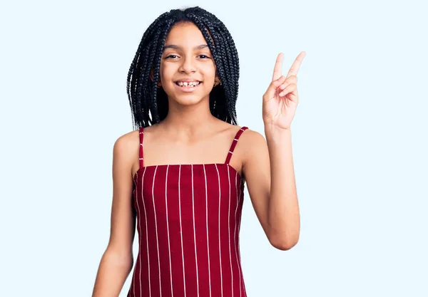 カジュアルな服を着た可愛いアフリカ系アメリカ人の女の子が 勝利サインをしてカメラに顔をウィンクして笑顔で — ストック写真