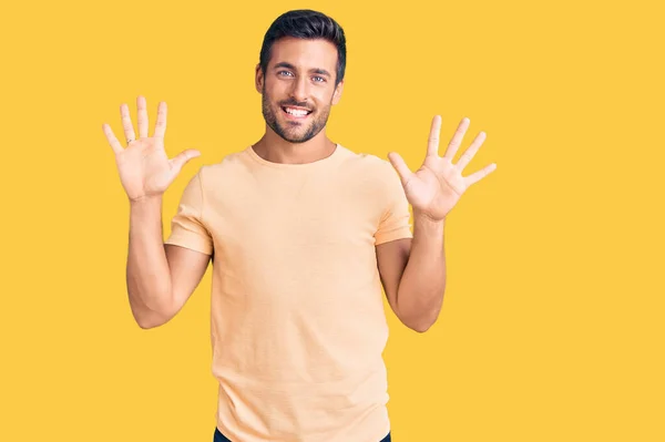 Junger Hispanischer Mann Lässiger Kleidung Zeigt Mit Finger Nummer Zehn — Stockfoto