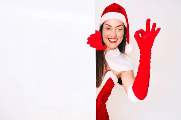 Jonge Vrouw Draagt Kerstman Kostuum Houden Lege Banner Doet Teken — Stockfoto