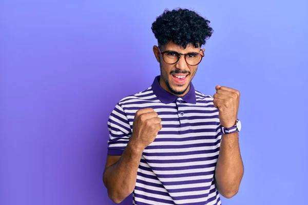 Gündelik Giysiler Gözlük Takan Genç Arap Yakışıklı Adam Başarıyı Kolları — Stok fotoğraf