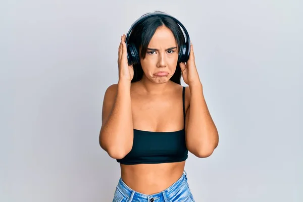 Junge Schöne Hispanische Mädchen Das Musik Mit Kopfhörern Hört Deprimiert — Stockfoto