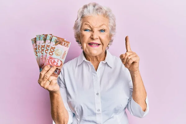 Femme Âgée Aux Cheveux Gris Tenant Billet 100 Dollars Néo — Photo