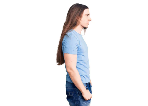 Jonge Volwassen Man Met Lang Haar Dragen Casual Kleding Zoek — Stockfoto