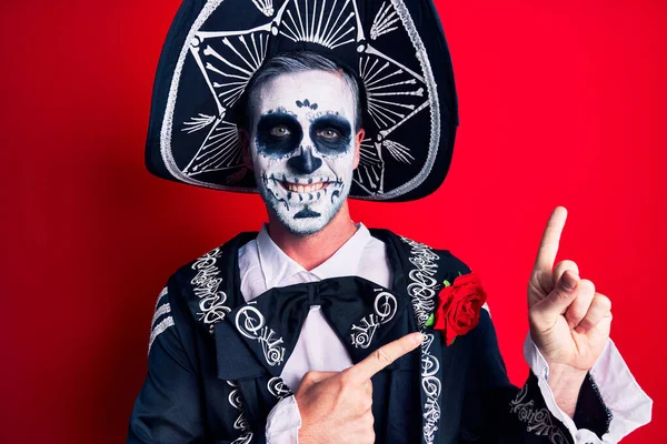 Ung Man Bär Mexikanska Dagen Den Döda Kostymen Över Rött — Stockfoto