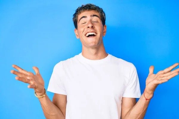 Joven Hombre Guapo Con Camiseta Blanca Casual Celebrando Loco Loco —  Fotos de Stock